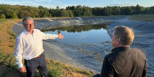 Projektplaner und Bauleiter Andreas Klapproth (links) zeigt auf den neuen Speichersee